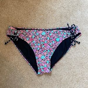 Roxy swim floral swim suit bikini bottoms. Size L.